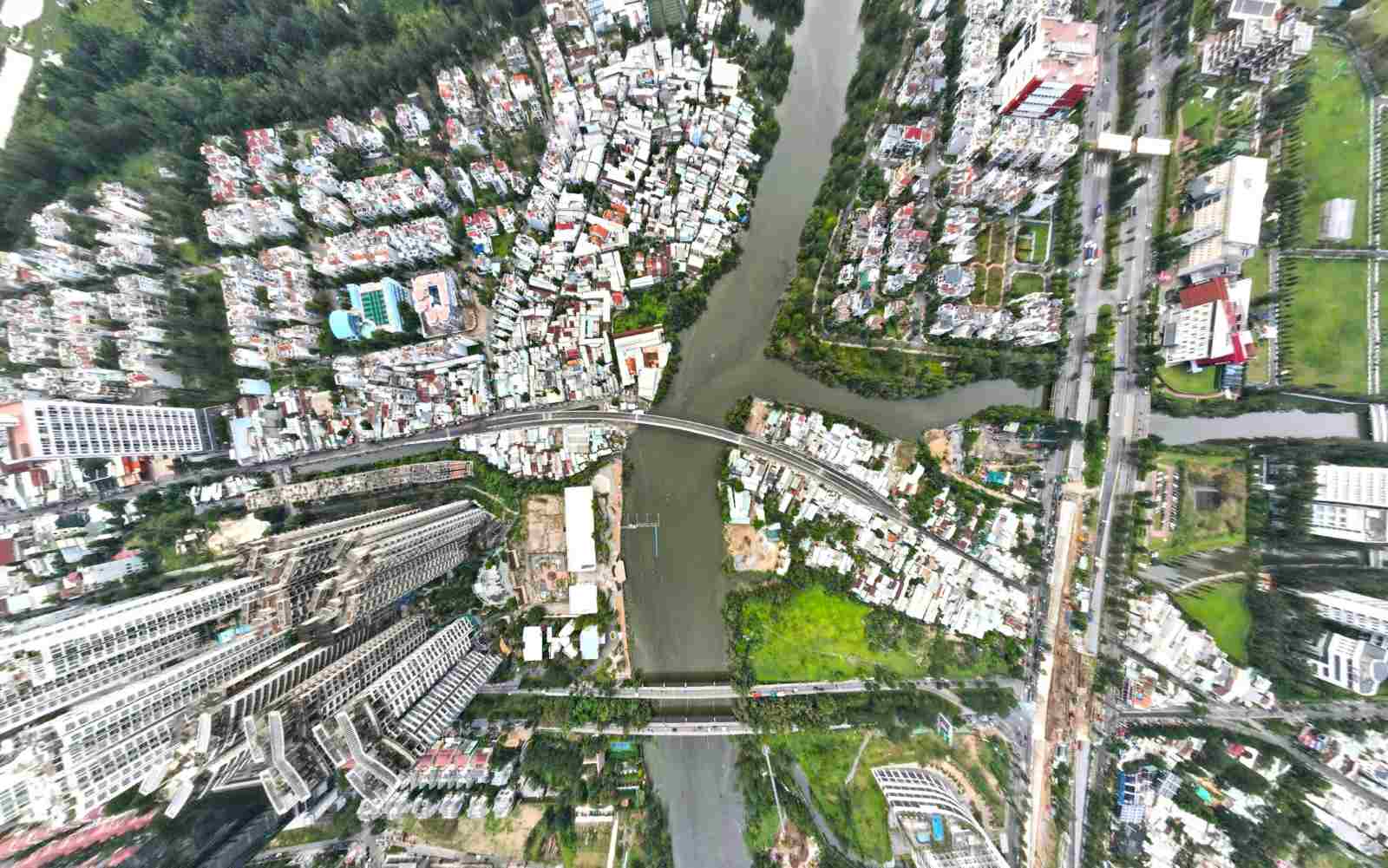 Rach Dia Bridge opened to traffic on the morning of November 28, making travel between District 7 and Nha Be more convenient. Photo: Minh Quan