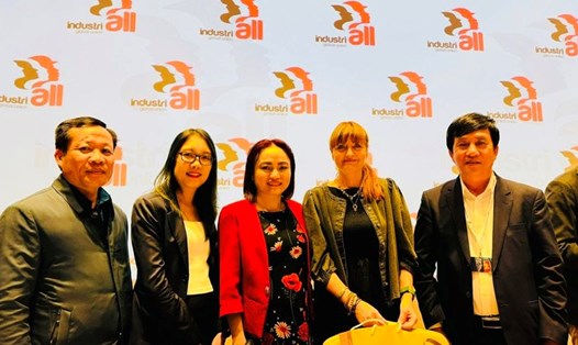 Bà Nghiêm Thùy Lan (thứ 3 từ phải sang) - Chủ tịch Công đoàn Dầu khí Việt Nam cùng Đoàn đại biểu Việt Nam tại Hội nghị Ban Chấp hành toàn cầu của Công đoàn Công nghiệp và Sản xuất toàn cầu (IndustriALL).   Ảnh: CĐDK