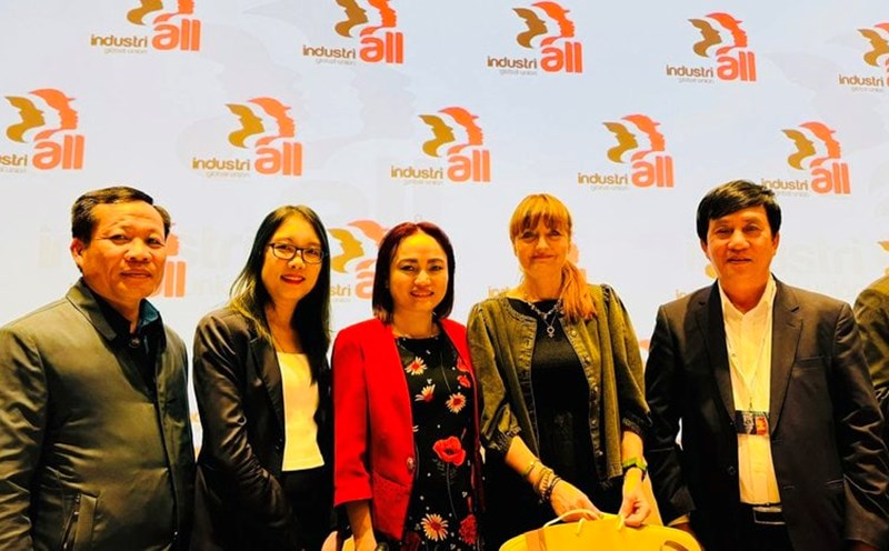 Ms. Nghiem Thuy Lan (3rd from right) - President of the Vietnam Oil and Gas Trade Union with the Vietnamese delegation at the Global Executive Committee Conference of the Global Union of Industrial and Manufacturing Trade Unions (IndustriALL). Photo: CDDK