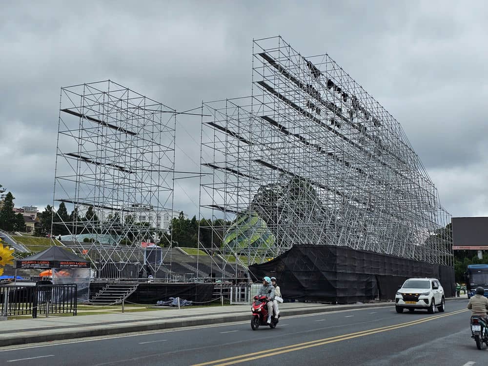 Stage scaffolding system built without appraisal and approval. Photo: Lam Hong