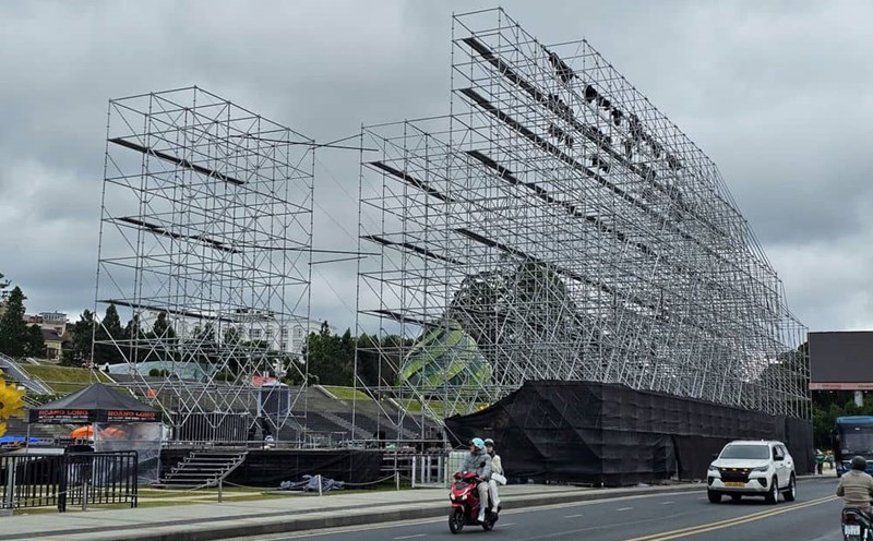 Stage scaffolding system built without appraisal and approval. Photo: Lam Hong