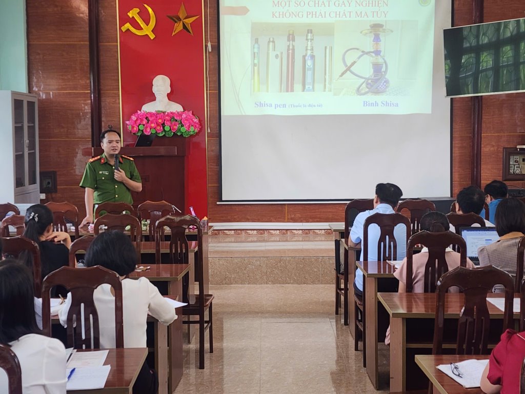 Representatives of the Drug Investigation Police Department, Quang Ninh Provincial Police, propagate to union members and workers at the Tien Yen District Labor Federation. Photo: Hai Linh
