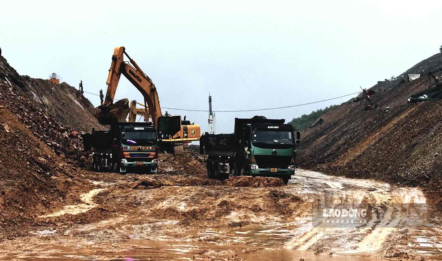 Nha thau tranh thu thuc hien cac cong viec trong dieu kien thoi tiet khong thuan loi tai xa Kim Thuy (huyen Le Thuy). Anh: Cong Sang