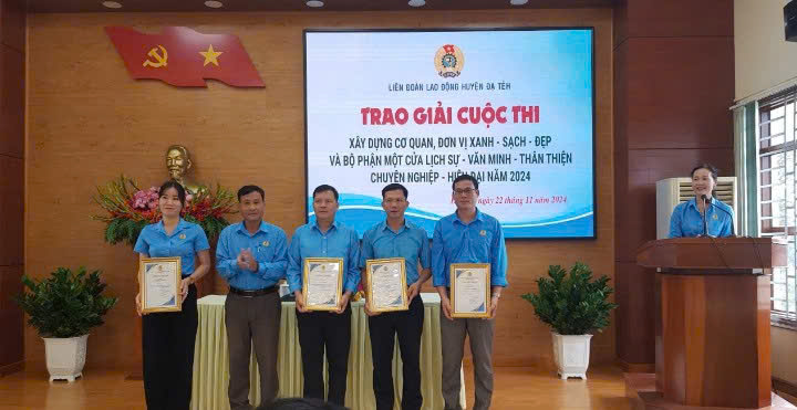 Mr. Truong Quang Lang - Chairman of Da Teh District Labor Federation awarded the decision to reward grassroots unions leading the movement of "green - clean - beautiful", safe, civilized, friendly. Photo: Duc Lam