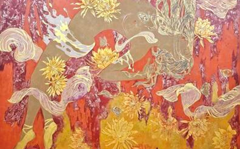 The work “Flowers Blooming at Night” by Nguyen Van Thuat at the exhibition brings a space filled with juggling flowers and leaves and dancing girls dancing and flying. Photo: Hoang Bang