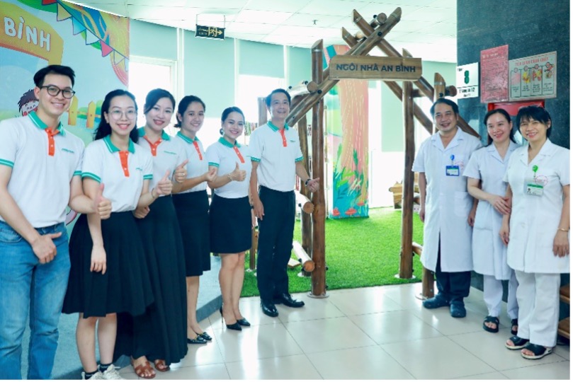 Chuong trinh “Trao yeu thuong – Nhan nu cuoi” nham cai tao Khu vui choi mang ten Ngoi Nha An Binh & Tu sach truyen tai benh vien voi gia tri gan 200 trieu dong va chinh thuc khai truong vao dung dip Ngay Quoc te Thieu nhi 1.6. Anh: ABBANK