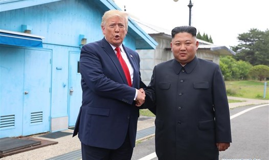 Tổng thống Donald Trump và nhà lãnh đạo Triều Tiên Kim Jong-un tại làng biên giới Bàn Môn Điếm ngày 30.6.2019. Ảnh: Xinhua