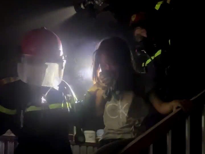 Police rescue two people in the fire. Photo: Hai Phong Police