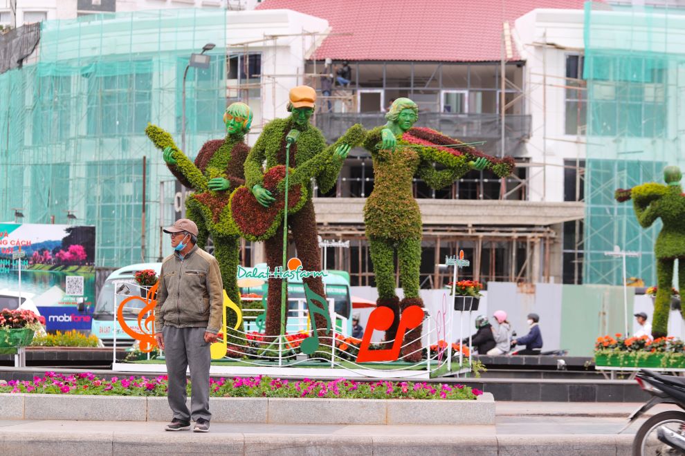 Da Lat City is rushing to complete urban beautification work to prepare for the 10th Flower Festival. Photo: Dinh Quang