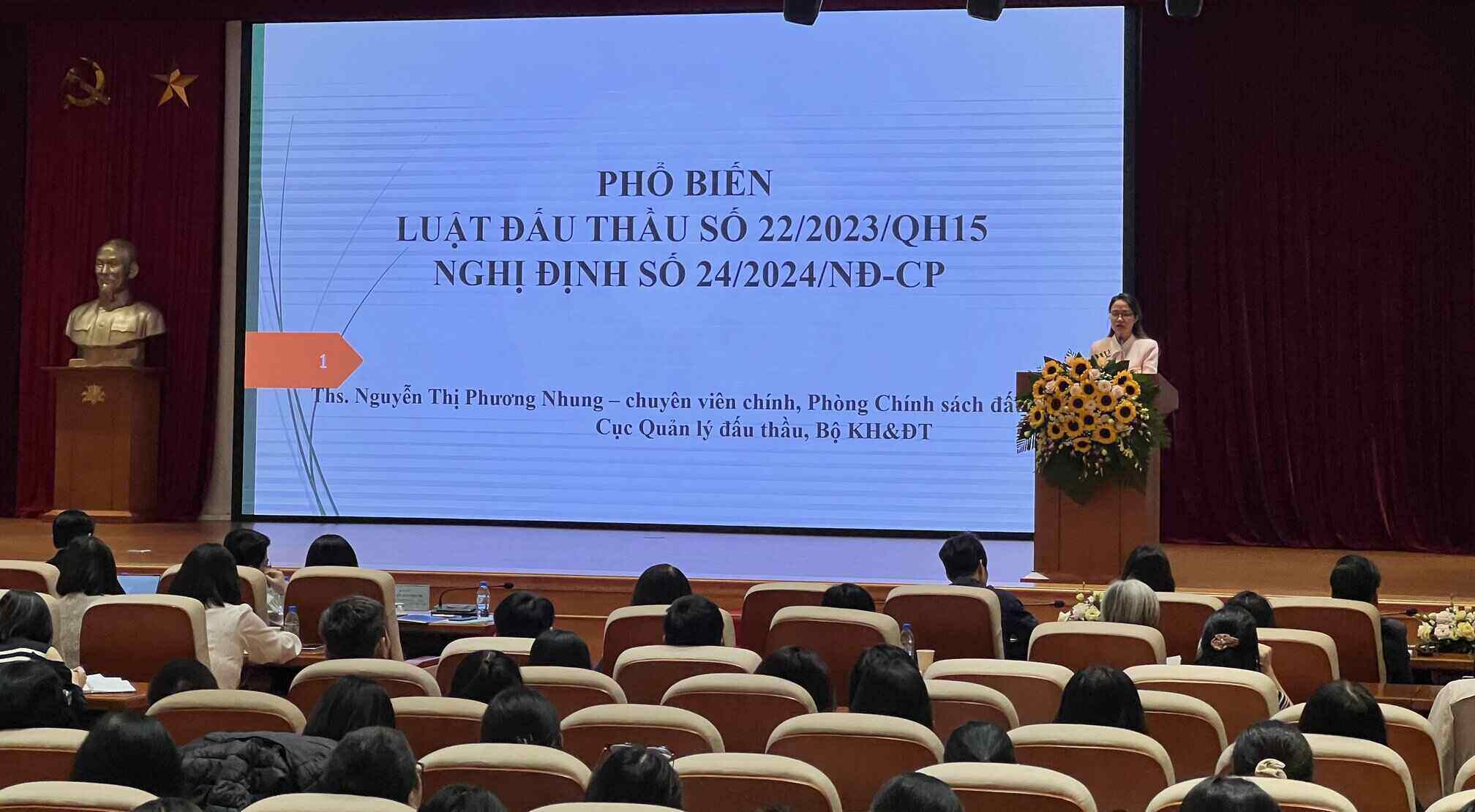 Đại diện Bộ Kế hoạch và Đầu tư trình bày nội dung về các quy định của pháp luật liên quan đấu thầu. Ảnh: Kiều Vũ