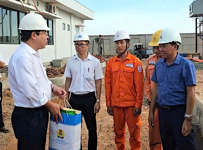 Mr. Do Duc Hung - Chairman of Vietnam Electricity Trade Union presented gifts to union members and workers. Photo: Vietnam Electricity Trade Union