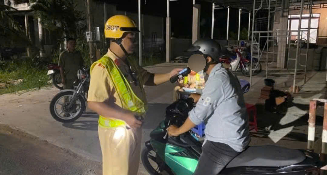 Traffic police in Bac Lieu check the alcohol concentration of a motorcyclist. Photo: Bac Lieu Police