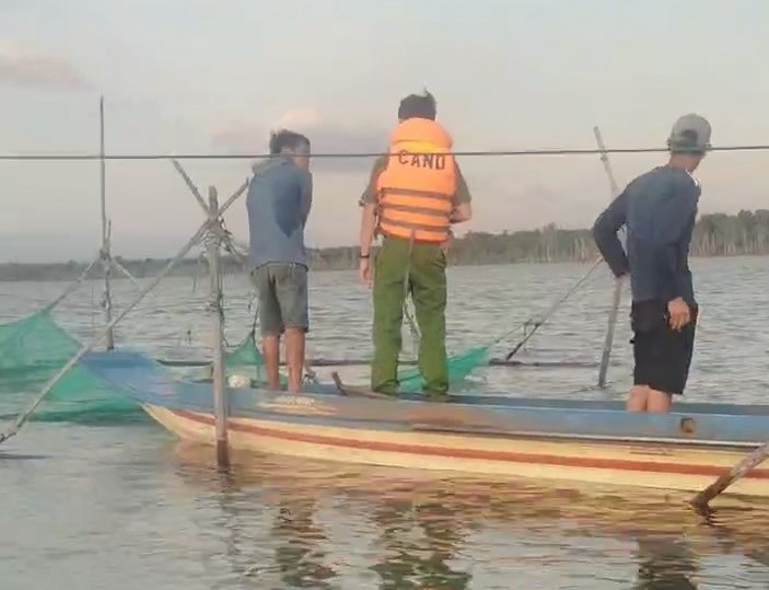 Chu Prong District Police inspect the damage to fishermen. Photo: Thanh Tuan
