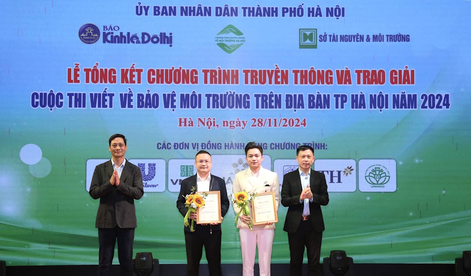 Nhom phong vien Bao Lao Dong nhan giai tai buoi le. Anh: Pham Hung