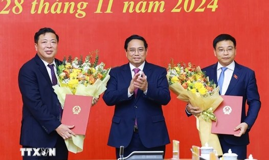 Thủ tướng Chính phủ Phạm Minh Chính trao quyết định của Chủ tịch nước bổ nhiệm ông Nguyễn Văn Thắng giữ chức Bộ trưởng Bộ Tài chính và ông Trần Hồng Minh giữ chức Bộ trưởng Bộ Giao thông vận tải. Ảnh: Dương Giang/TTXVN