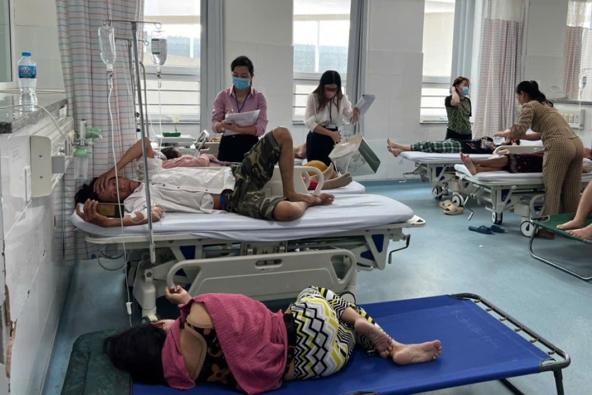 Many people have been hospitalized for food poisoning, suspected to be caused by eating banh mi. Photo: Thanh An