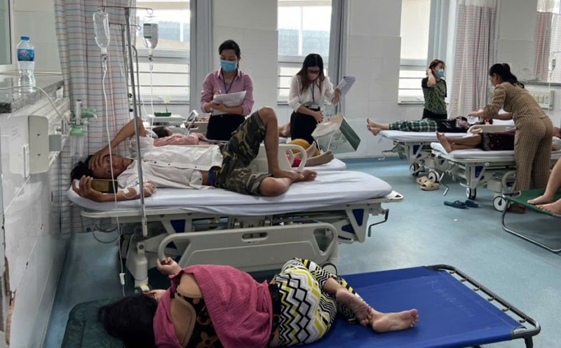 Many people have been hospitalized for food poisoning, suspected to be caused by eating banh mi. Photo: Thanh An