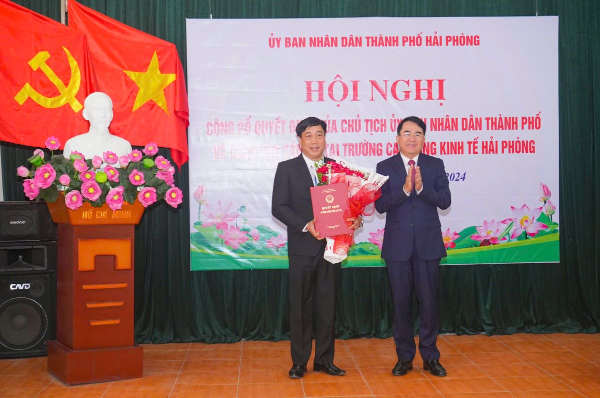 Vice Chairman of the City People's Committee Le Khac Nam presented the Decision to Mr. Luu Thanh Tan. Photo: Hai Phong Portal