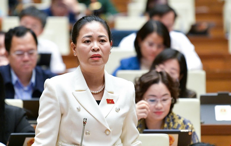 Delegate Nguyen Thi Thu Dung (Thai Binh delegation) acknowledged that reduced income and benefits are the main reasons leading to the situation of civil servants resigning. Photo: Quochoi.vn