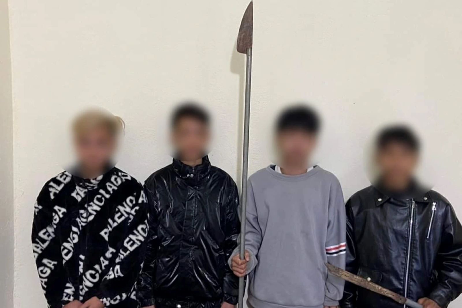 Công an Thanh Hóa tạm giữ nhóm thanh niên dùng dao phóng lợn đánh nhau. Ảnh: CATH