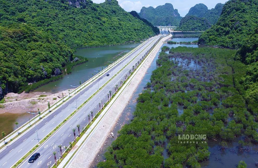 Duong ven bien ket noi 2 do thi lon cua Quang Ninh la Ha Long va Cam Pha. Anh: Nguyen Hung