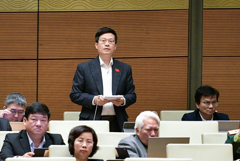 Delegate Do Chi Nghia (Phu Yen Delegation) said that currently the living standards and incomes of officials and reporters have decreased significantly, so it is necessary to reduce corporate income tax to 10% for press agencies. Photo: National Assembly