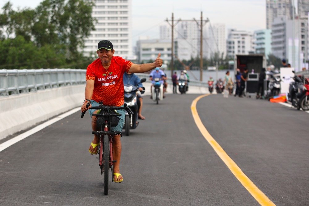 People happily walk on the new 512 billion VND bridge in Ho Chi Minh City.