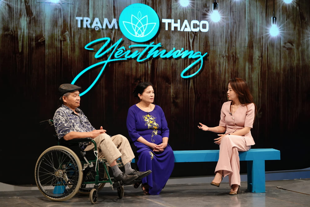 Mrs. Nguyen Thi Hue and her husband were guests on the program "Love Station". Photo: VTV