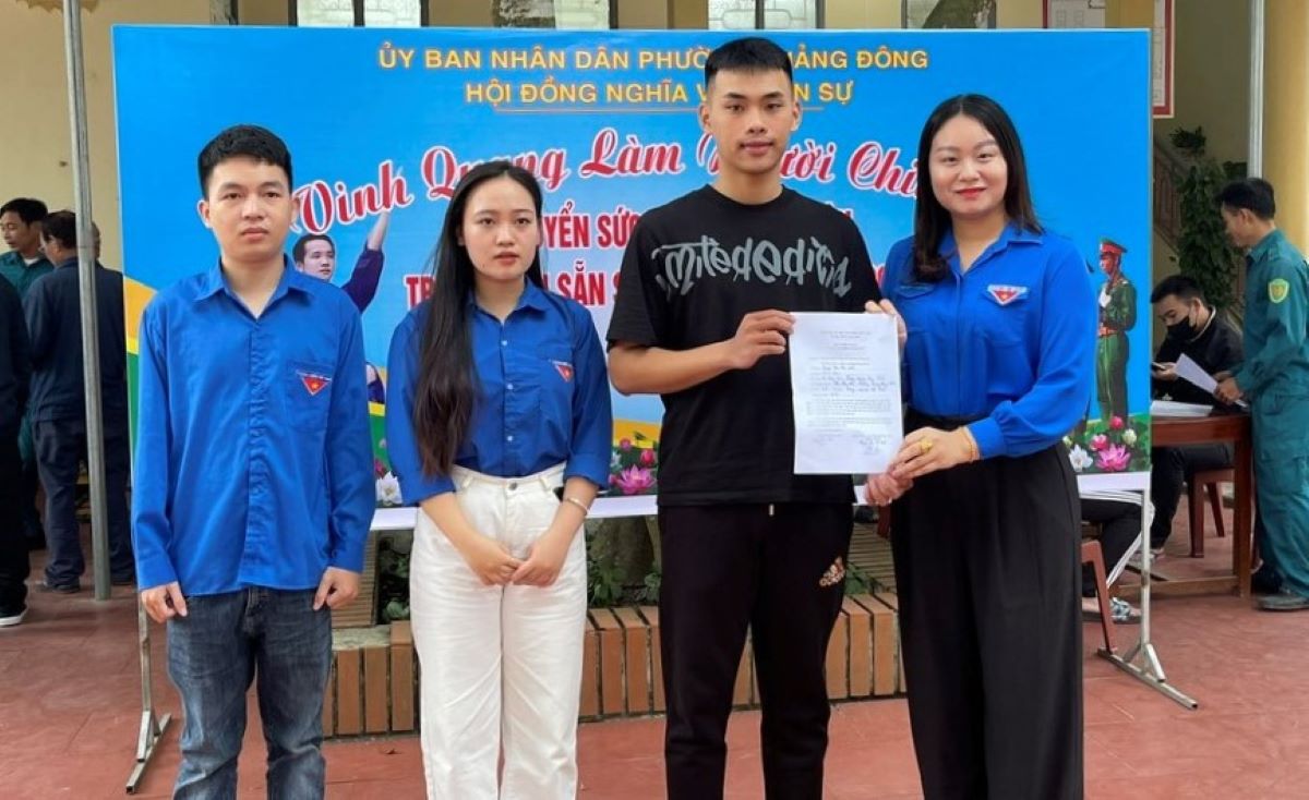 Nguyen Van The Anh (in black) volunteered to write a request to perform his police duty. Photo: CATH