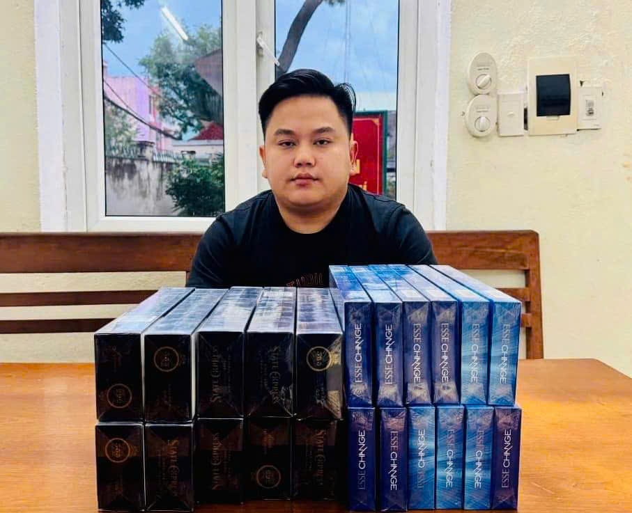 Đà Nẵng bắt giữ đối tượng vận chuyển thuốc lá lậu. Ảnh: Doãn Quang