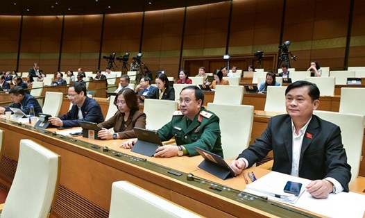 Quốc hội biểu quyết thông qua Luật sửa đổi, bổ sung một số điều của Luật Sĩ quan Quân đội nhân dân Việt Nam. Ảnh: Phạm Đông