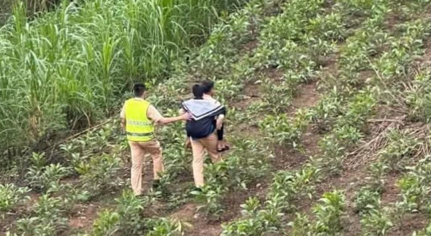 Two officers from the Traffic Police Department of Thai Hoa Town Police (Nghe An) helped bring the male student who jumped off the bridge back to his family. Photo: Nghe An Police
