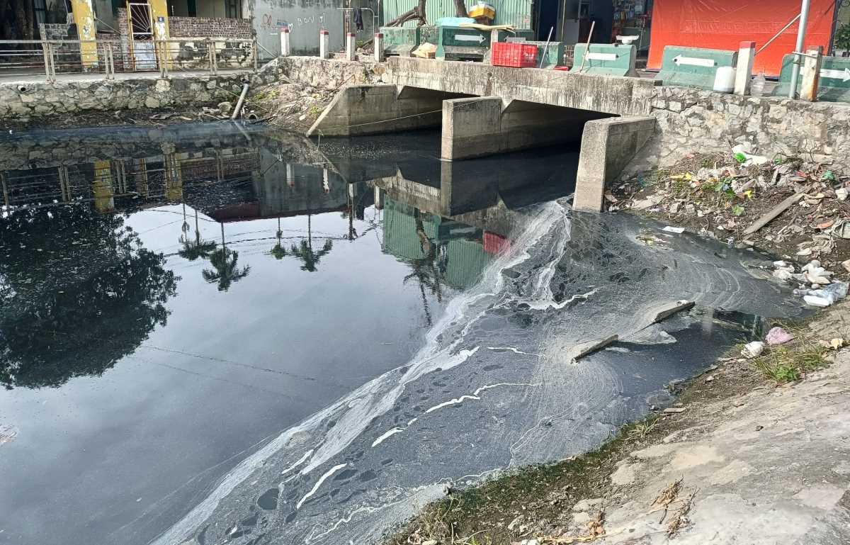 A 1.5km section of the canal is polluted, causing voters in Hai An district, Hai Phong to petition many times. Photo: Hoang Khoi