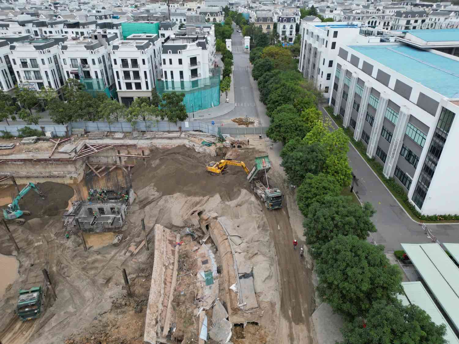 Một đoạn đường Mai Phúc đang được rào chắn để đảm bảo an toàn cho người tham gia giao thông. Ảnh: Hữu Chánh