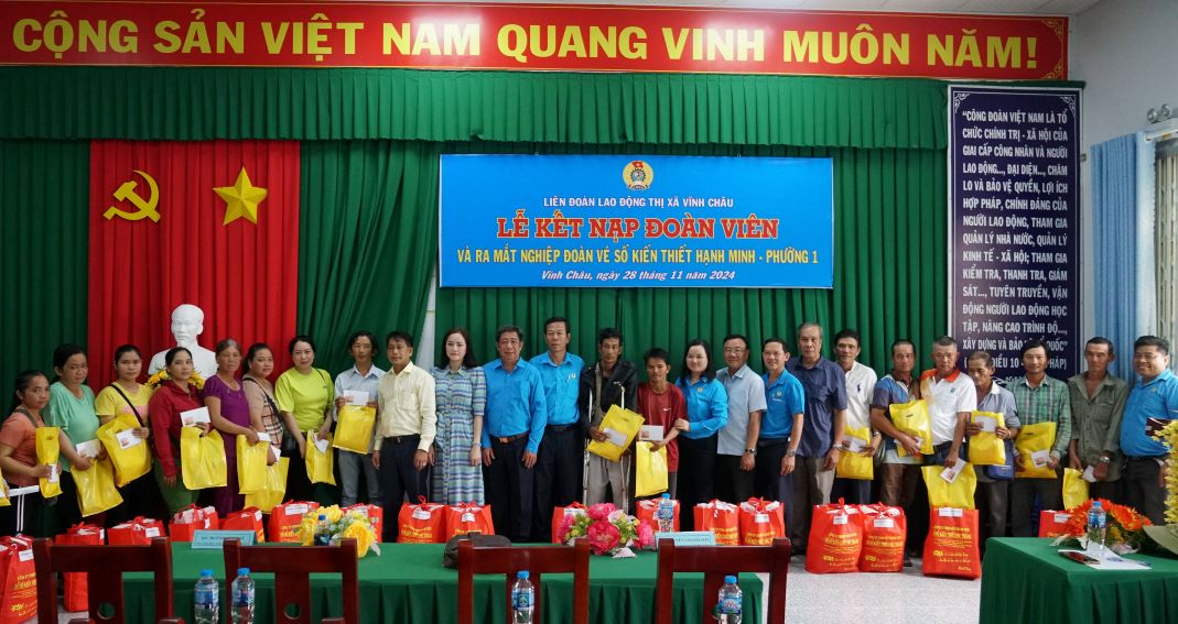 Lanh dao LDLD tinh, TX Vinh Chau, Cong ty XSKT tinh Soc Trang chup anh luu niem cung thanh vien Nghiep doan ve so kien thiet Hanh Minh. Anh: Truong Khoa