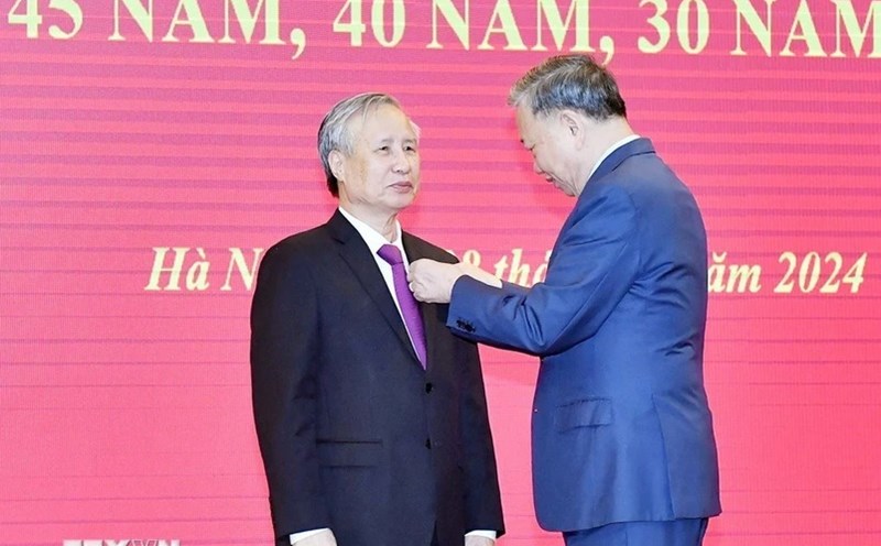 General Secretary To Lam presents the 45-year Party membership badge to Mr. Tran Quoc Vuong, former Politburo member and former Standing member of the Secretariat. Photo: Thong Nhat/VNA
