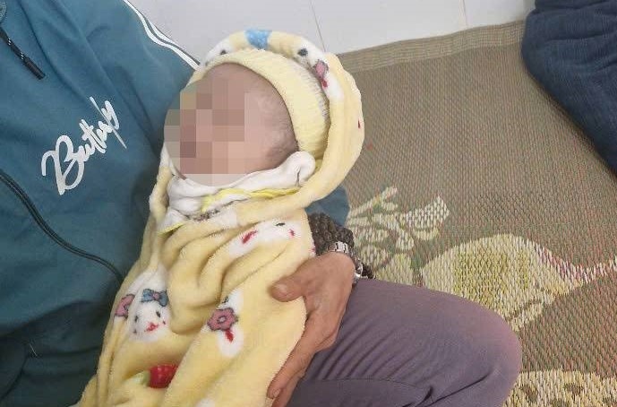A newborn baby boy was abandoned on the side of the road. Photo: Bao Lam