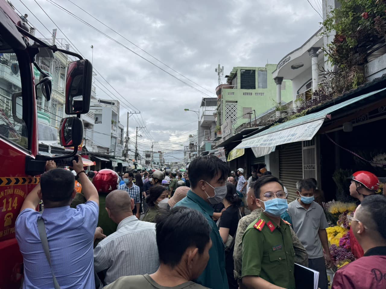 Hang tram nguoi tap trung theo doi luc luong chuc nang giai cuu nguoi con ket ben trong can nha bi chay. Anh: Huu Long