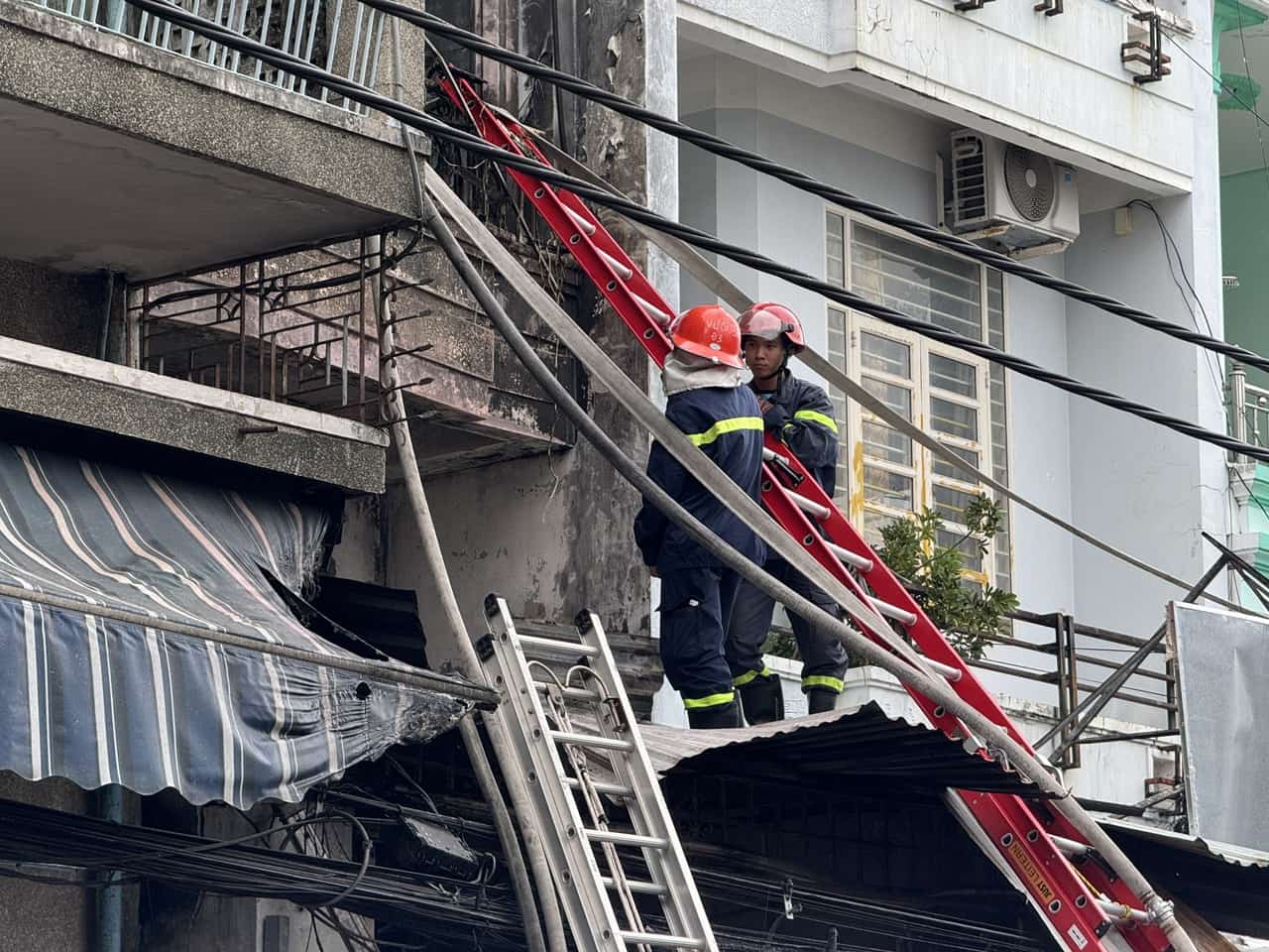 House fire in central Nha Trang, children have not escaped. Photo: Huu Long