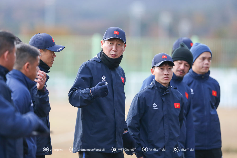 Huấn luyện viên Kim Sang-sik cùng đội tuyển Việt Nam đang có chuyến tập huấn ở Hàn Quốc. Ảnh: VFF