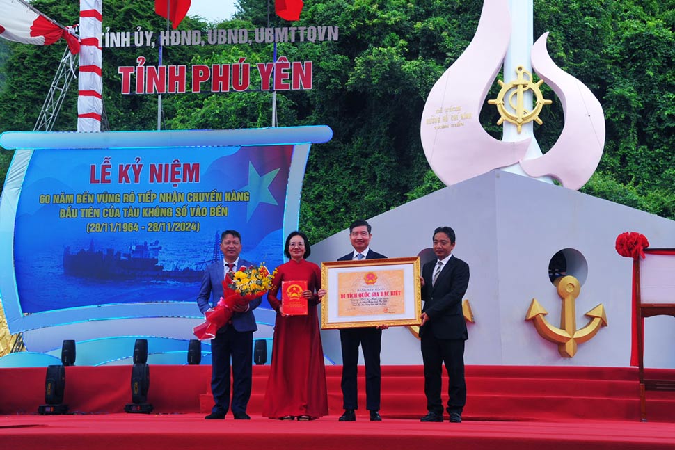 Leaders of the Ministry of Culture, Sports and Tourism presented the decision and the Certificate of Special National Monument of Ho Chi Minh Trail at Sea to Phu Yen province. Photo: Phu Yen Department of Information and Communications