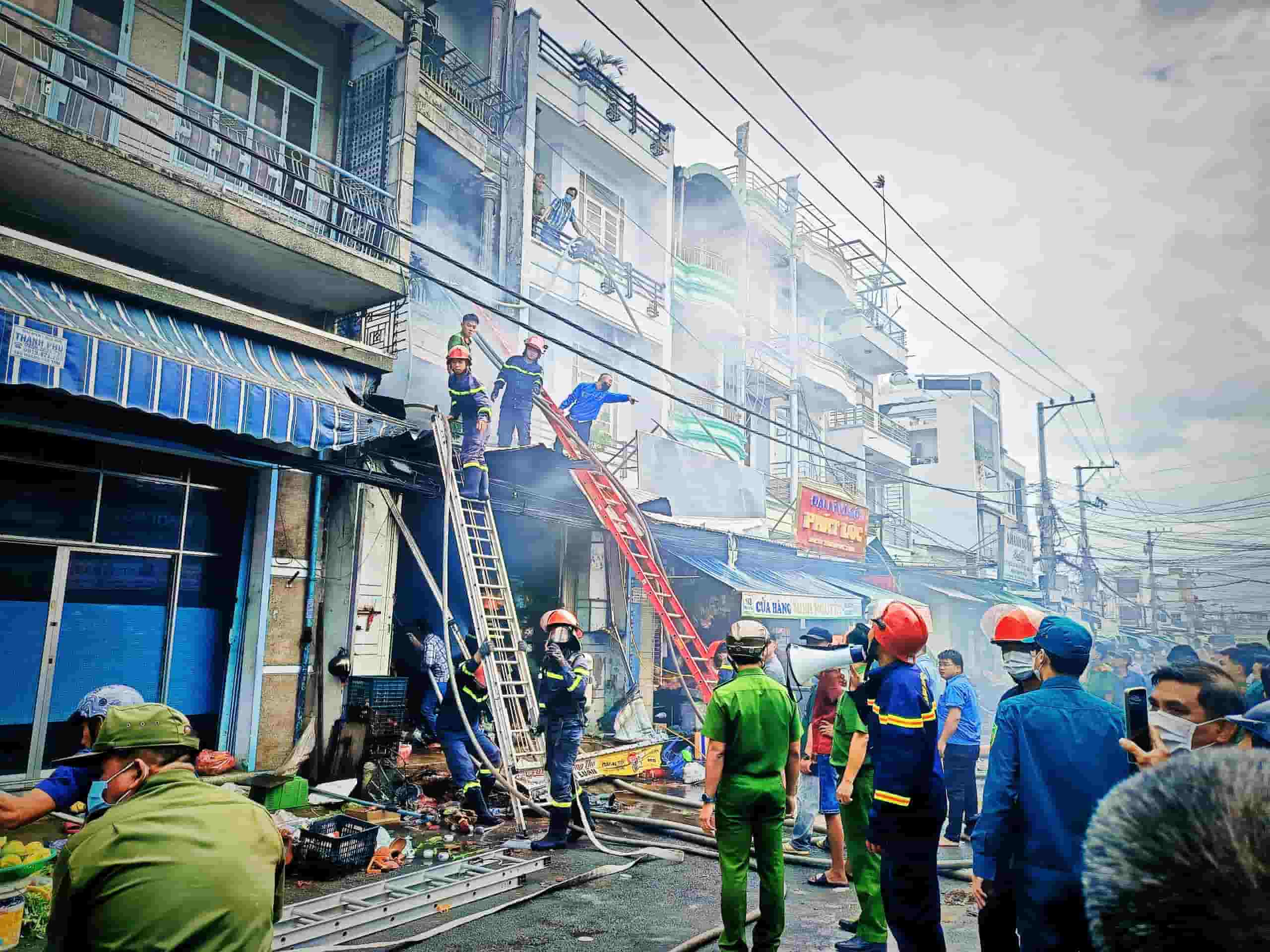 4 people died in a fire in the center of Nha Trang city. Photo: Huu Long
