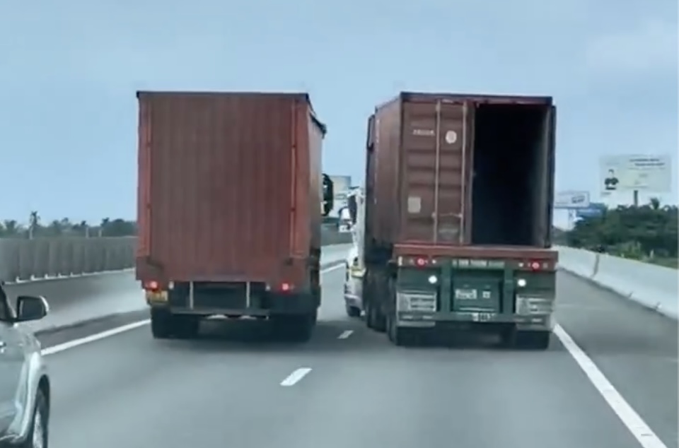 Hình ảnh 2 ôtô đầu kéo container rượt đuổi, chèn ép nhau trên cao tốc TPHCM - Trung Lương do người dân ghi lại. Ảnh cắt từ clip