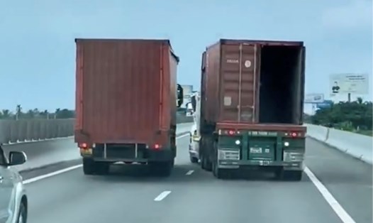 Hình ảnh 2 ôtô đầu kéo container rượt đuổi, chèn ép nhau trên cao tốc TPHCM - Trung Lương do người dân ghi lại. Ảnh cắt từ clip