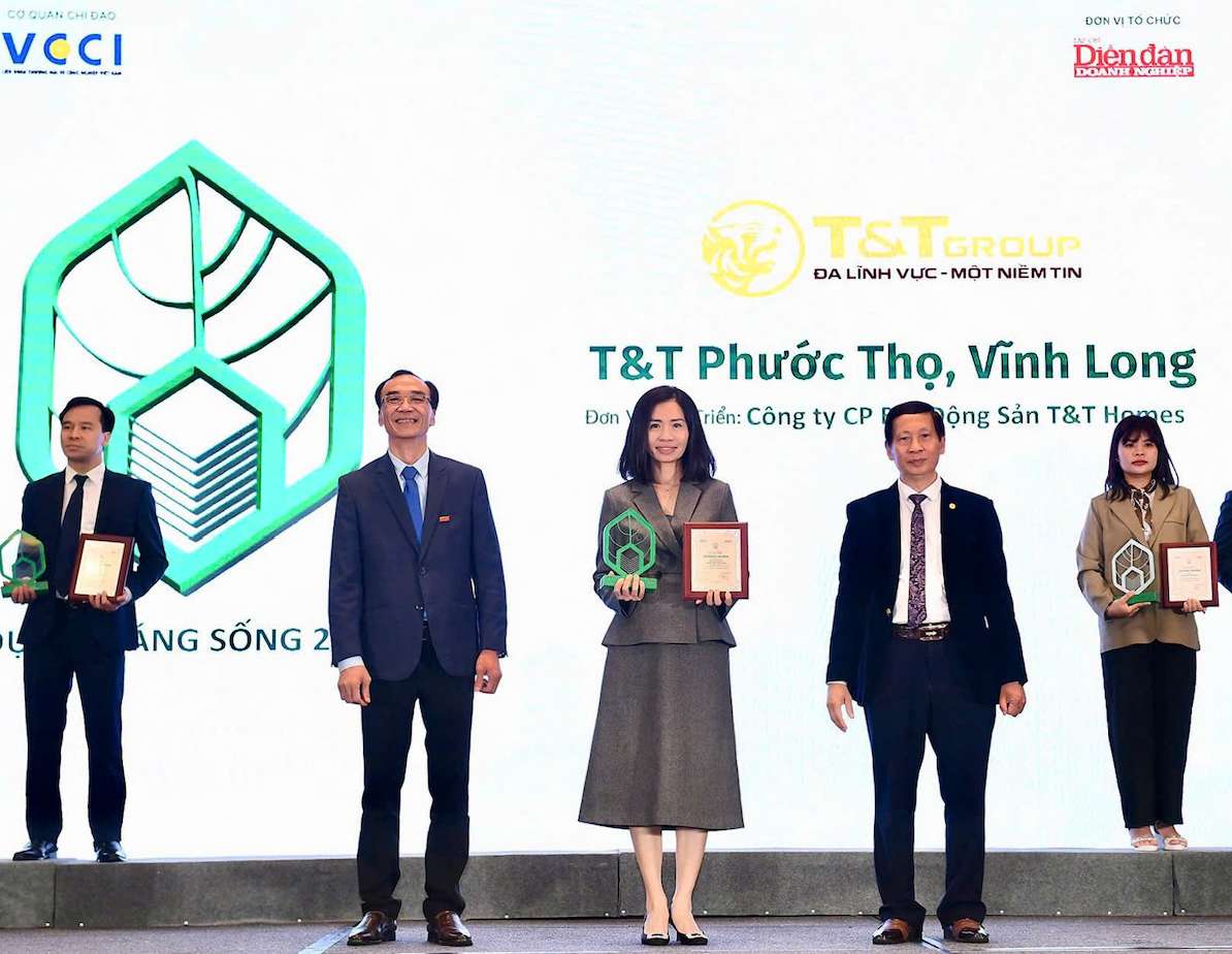 Anh 1: Ba Tran Thi Minh Thuy – Tong Giam doc T&T Homes (chinh giua) len nhan giai Du an dang song 2024 cho du an Khu dan cu Phuoc Tho (Vinh Long). Anh: T&T Group