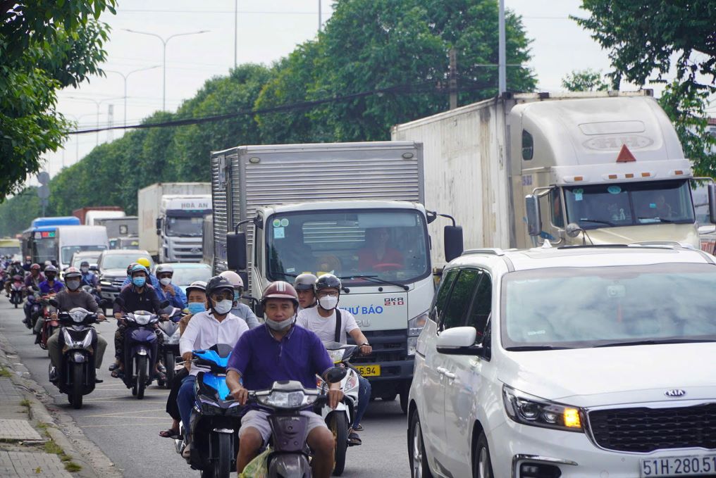 Tuy nhien, tuyen duong hien chi rong tu 36-40m, voi 2 lan oto va 1 lan xe may moi ben, khong dap ung duoc nhu cau van chuyen ngay cang tang, dan den un tac va tai nan giao thong gia tang.