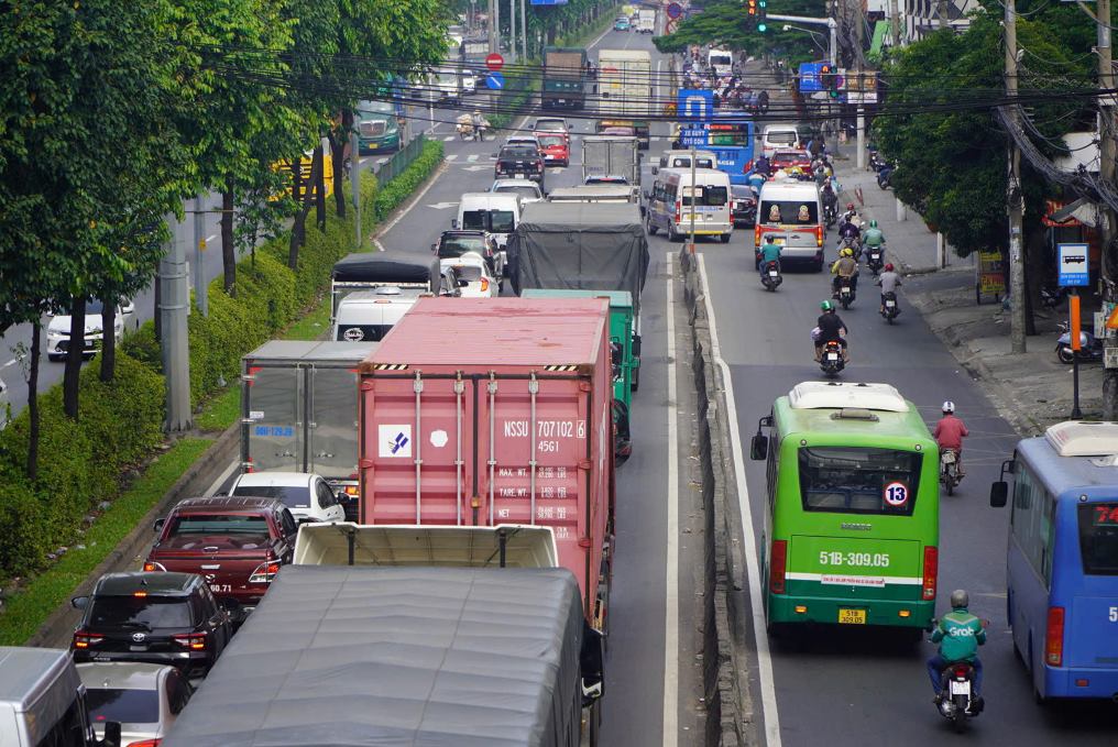 Phuong an 3 (khoang 11.871 ti dong): Ket hop 6 lan xe mat dat va 4 lan xe tren cao. Uu diem la luu thong em thuan nhat, co dai xanh rong 14m, thuan tien thi cong metro di noi trong tuong lai va kha nang mo rong them 2 lan xe. Nhuoc diem la tieng on anh huong den nha dan, chi phi xay dung cao nhat trong ba phuong an (5.494 ti dong).