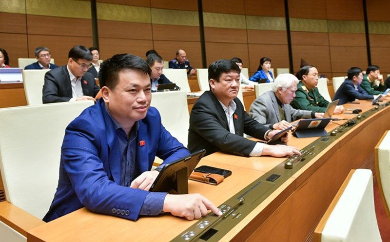The National Assembly voted to pass a Resolution on piloting the handling of evidence and assets during the investigation, prosecution and trial of a number of criminal cases, including the measure of depositing money in banks pending processing. Photo: National Assembly