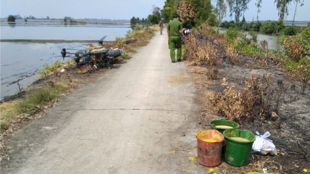 It is necessary to review the management and use of pesticide spraying drones to ensure safety and efficiency. Photo: Huong Thu
