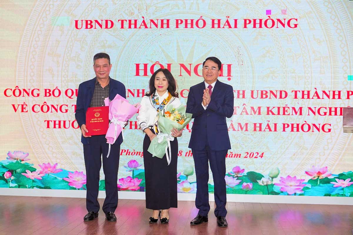 Vice Chairman of Hai Phong City People's Committee Le Khac Nam presented the Decision to the officials. Photo: Dam Thanh